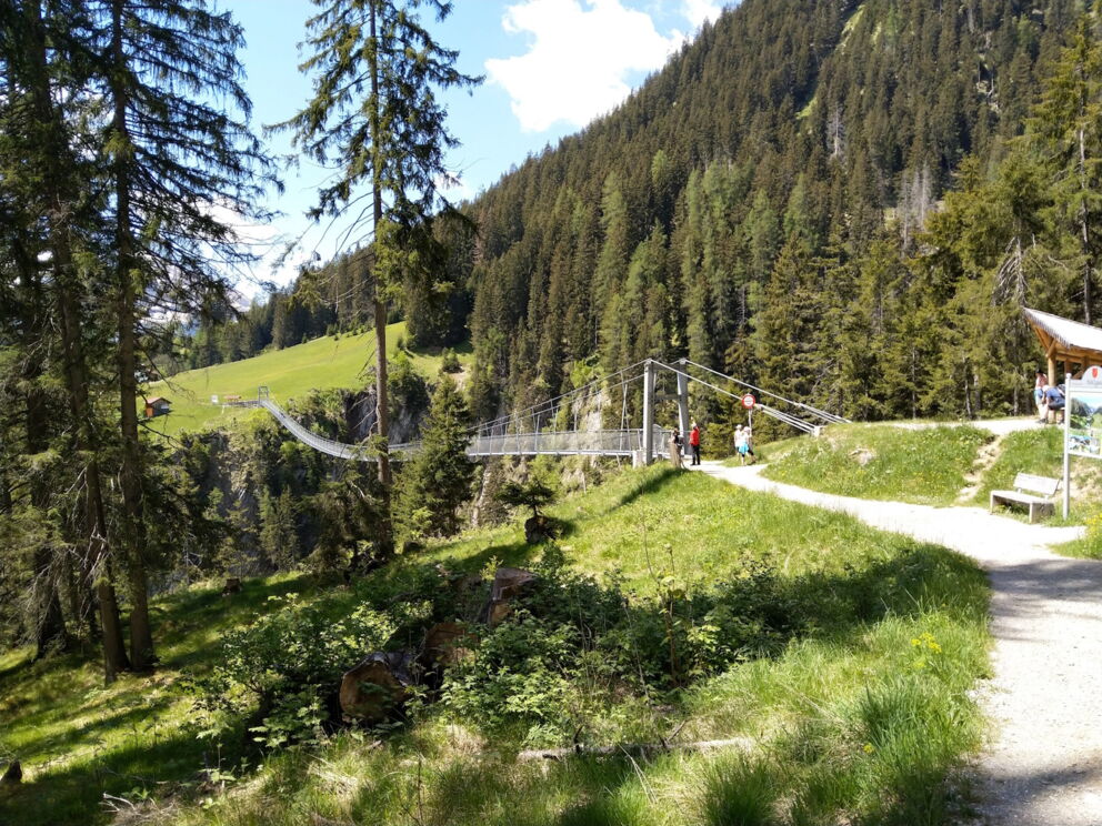 Wandern ab der Haustüre der Dorfstube zur Fußgängerhängebrücke.