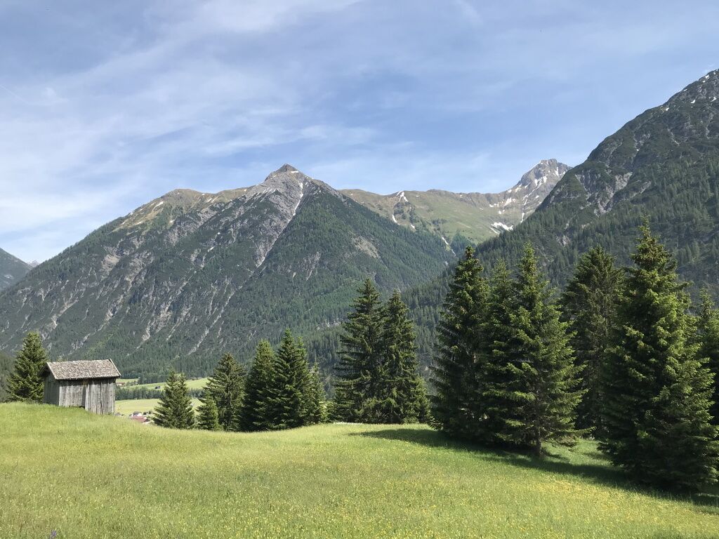 Ruhe genießen beim Wandern im Frühsommer in den Lechtaler und Allgäuer Alpen.