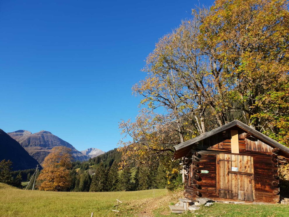 Schöner Herbsttag im Lechtal mit blauem Himmel und altem Heu-Pill.