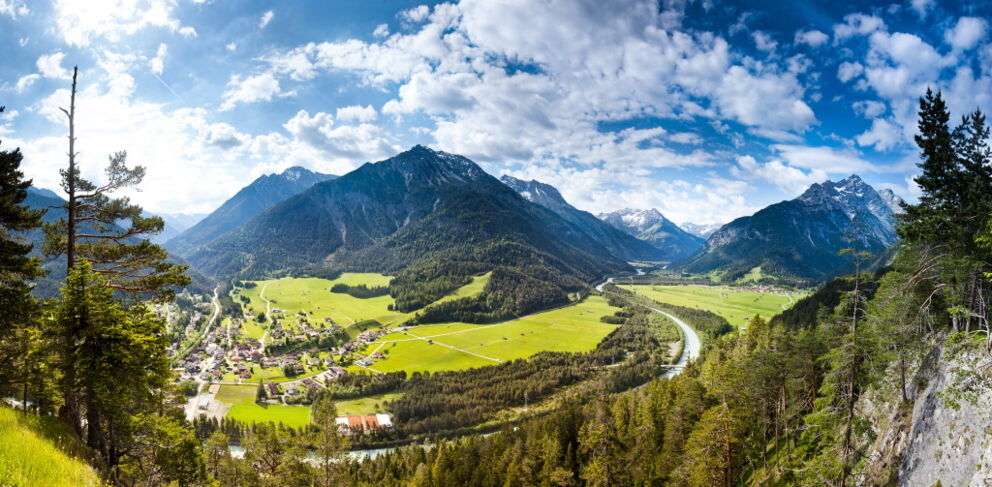 Herrliche Aussicht mit wunderbarem Panorama mit den Lechtaler Alpen und dem Lechtal.