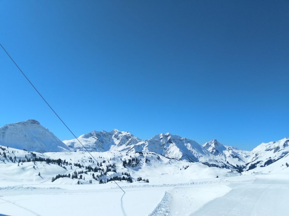 Wandern im tief verschneiten Arlberg auf den Simml beim Salober.