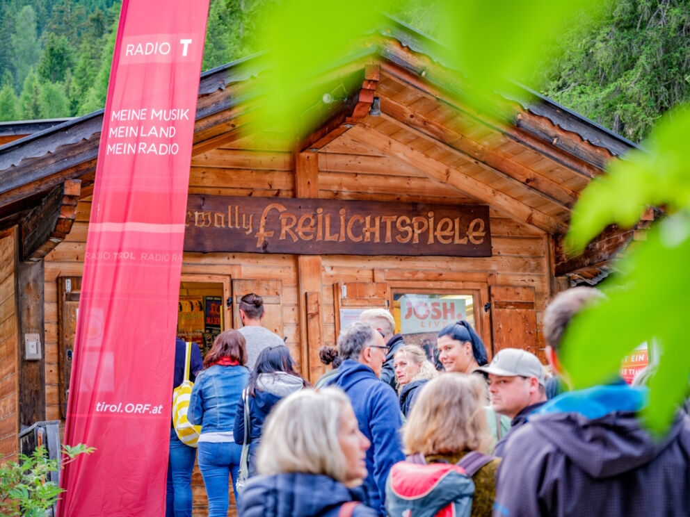 Eintrittsbereich für die Freilichtspiele in Elbigenalp.