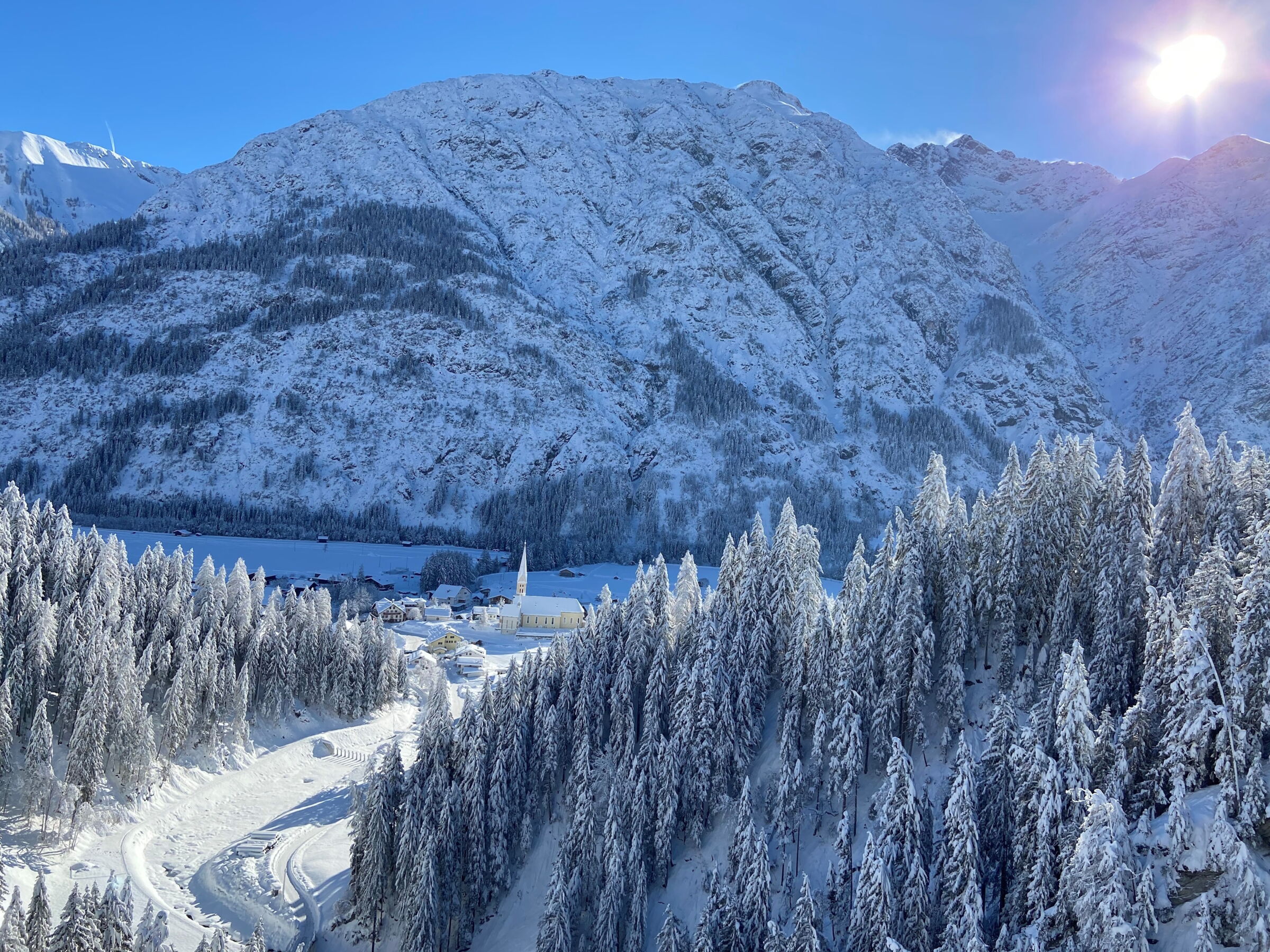 Wandern nach Schneefall in Holzgau zur Fußgängerhängebrücke.