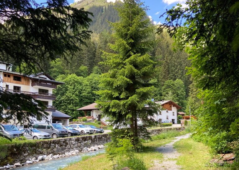 Wandern im grünen Lechtal am rauschenden Bach.