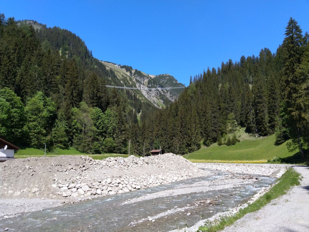 Wandern ins Höhenbachtal unter der Fußgängerhängebrücke in Holzgau.
