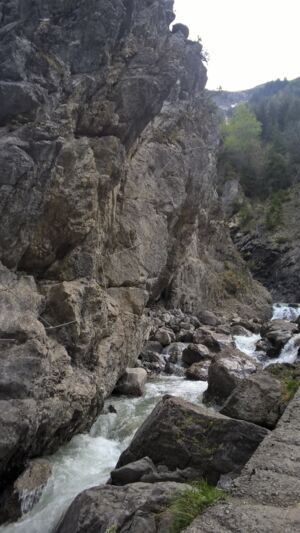 Hinterseite des Erlebnisklettersteiges in Holzgau mit Umgehung der weiteren Schlüsselstelle.