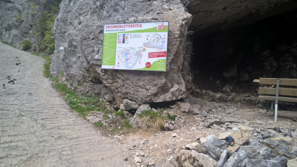 Umkleideplatz und Rastplatz "Bärenhöle" am Erlebnisklettersteig in Holzgau.