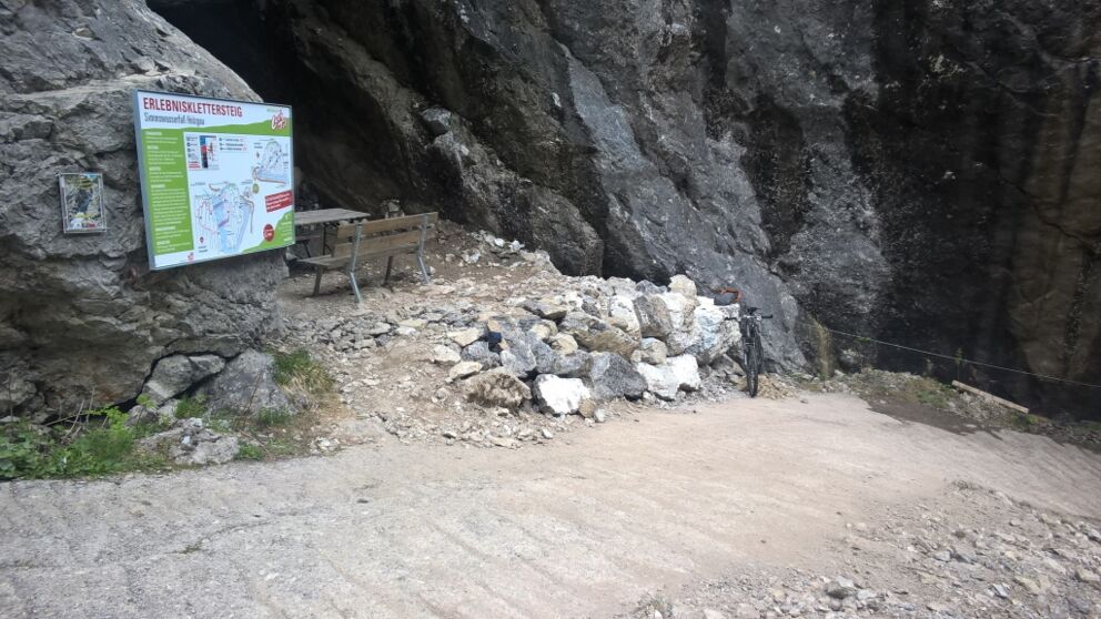 Mit dem Fahrrad bis zum Einstieg des Klettersteiges in Holzgau.