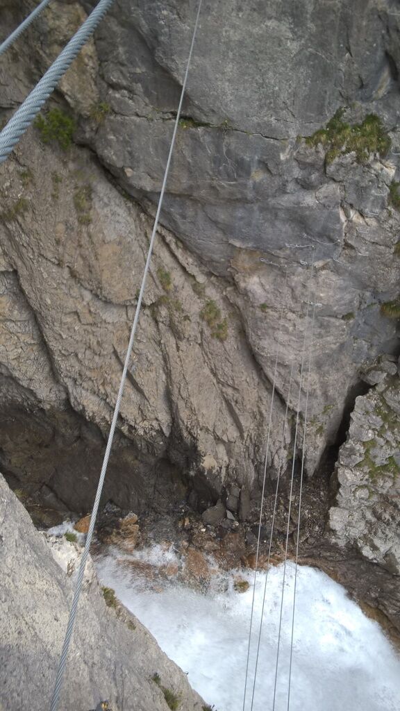 Klettern an der Steinbockrunde mit Blick zum Simmswasserfall auf die beiden Seilhängebrücken.