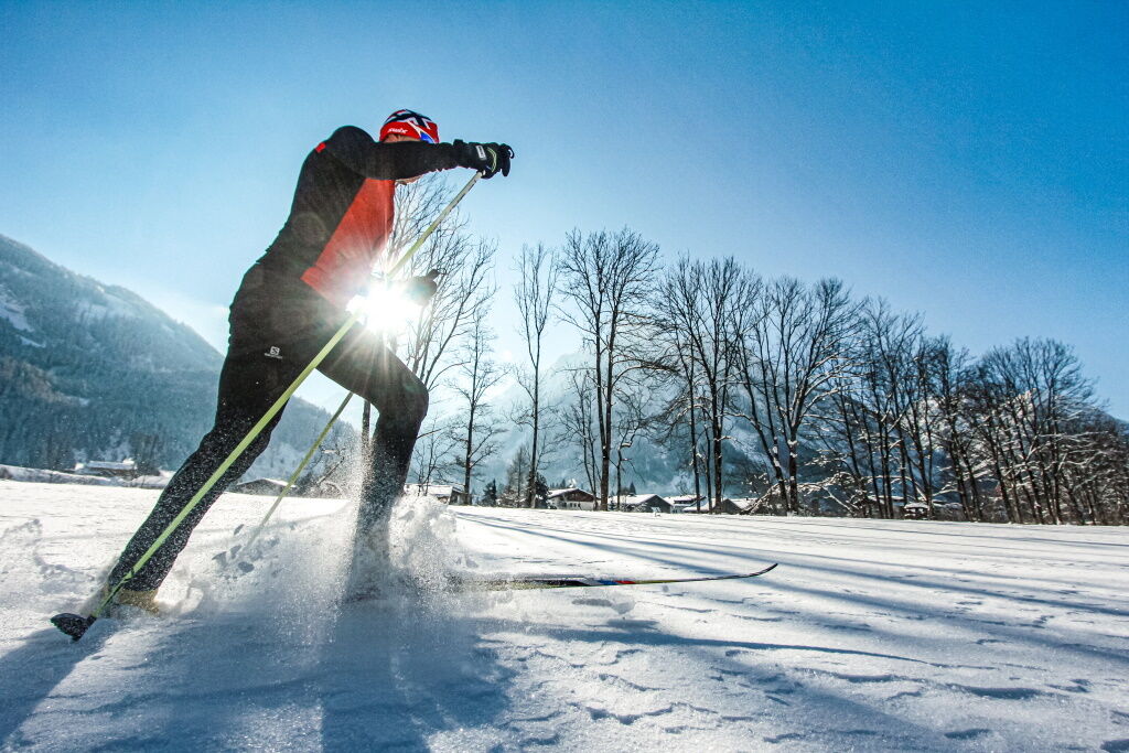 Kurzes Warmlaufen im Schnee vor dem Start in die Langlaufloipe.