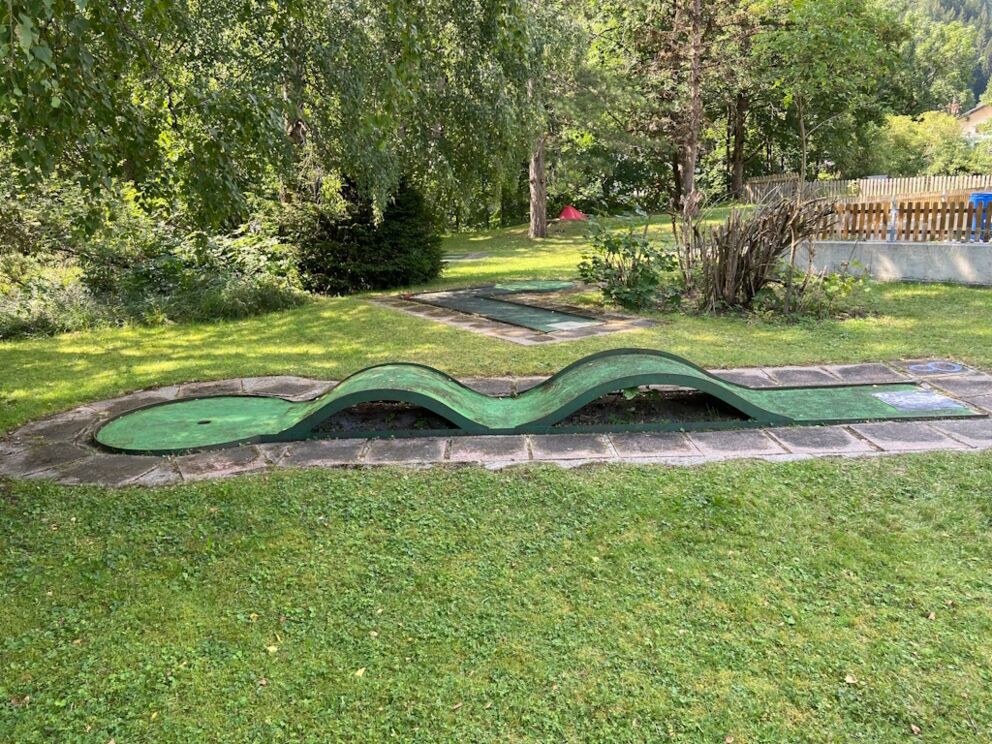 Minigolfbahn in Holzgau mit doppelter Welle.