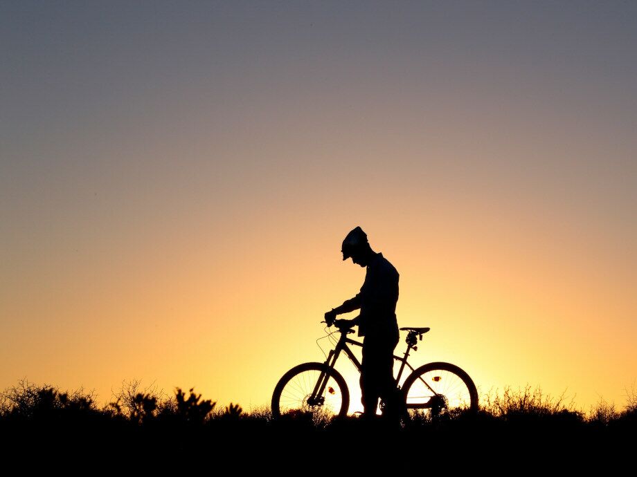Sonnenuntergang genießen beim Fahrradfahren im Lechtal.