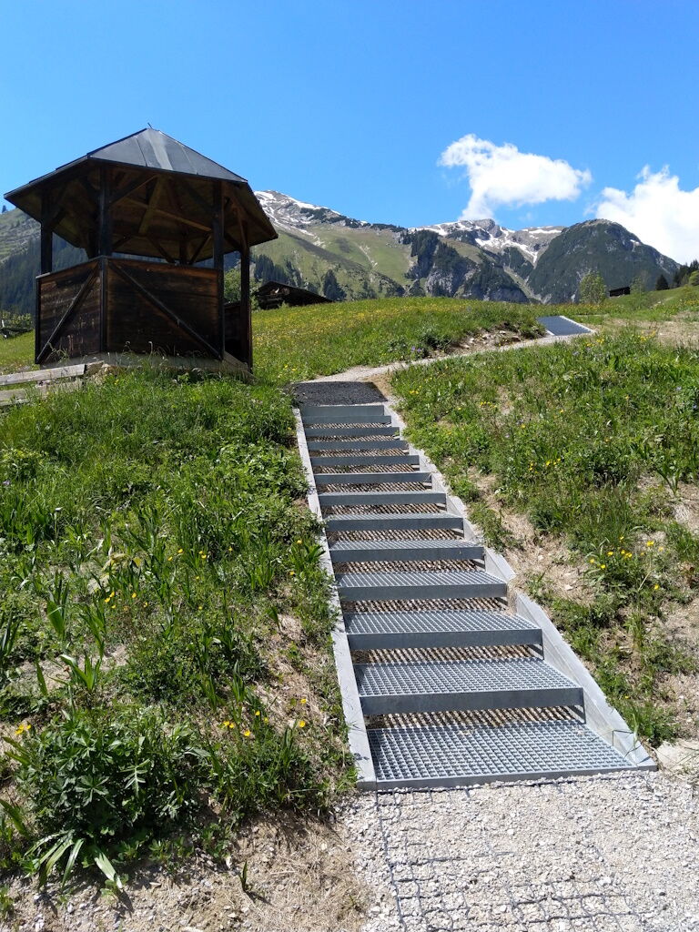 Sommerwanderung entlang dem Vitalweg zu den Kräuterwiesen und der Fußgängerhängebrücke.