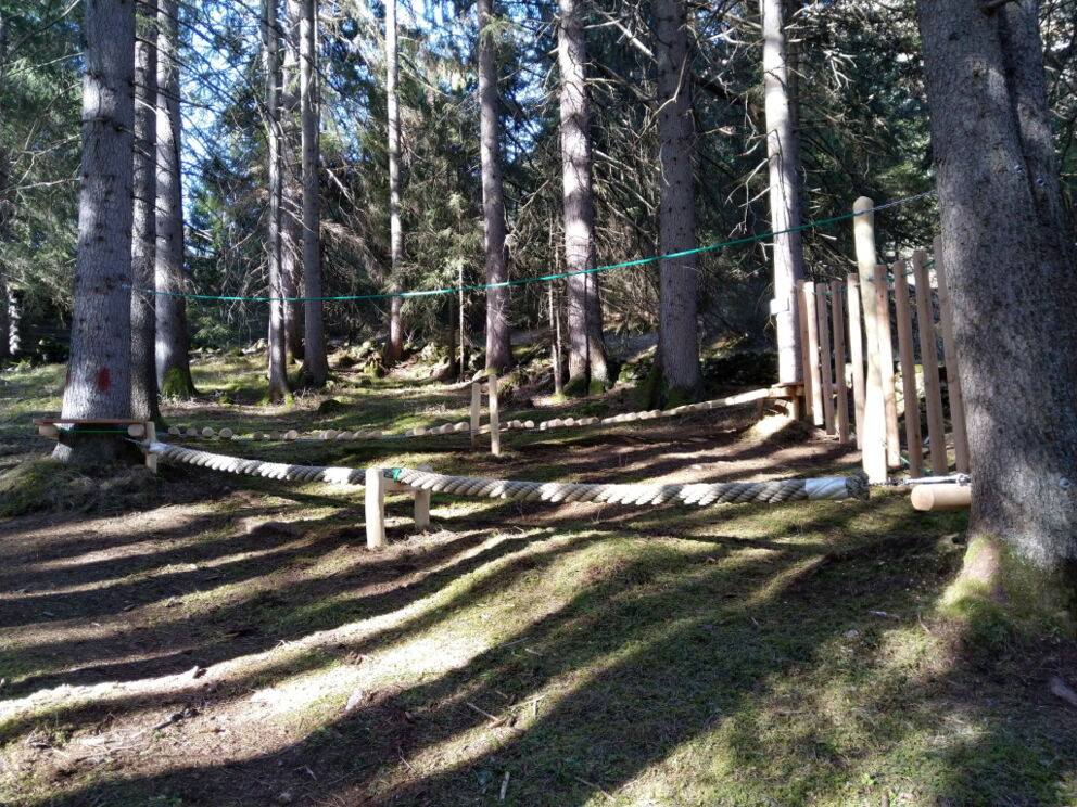 Körperliche Übung und Training am Vital und Erlebnisweg, Wald-Spa-Bereich in Holzgau.