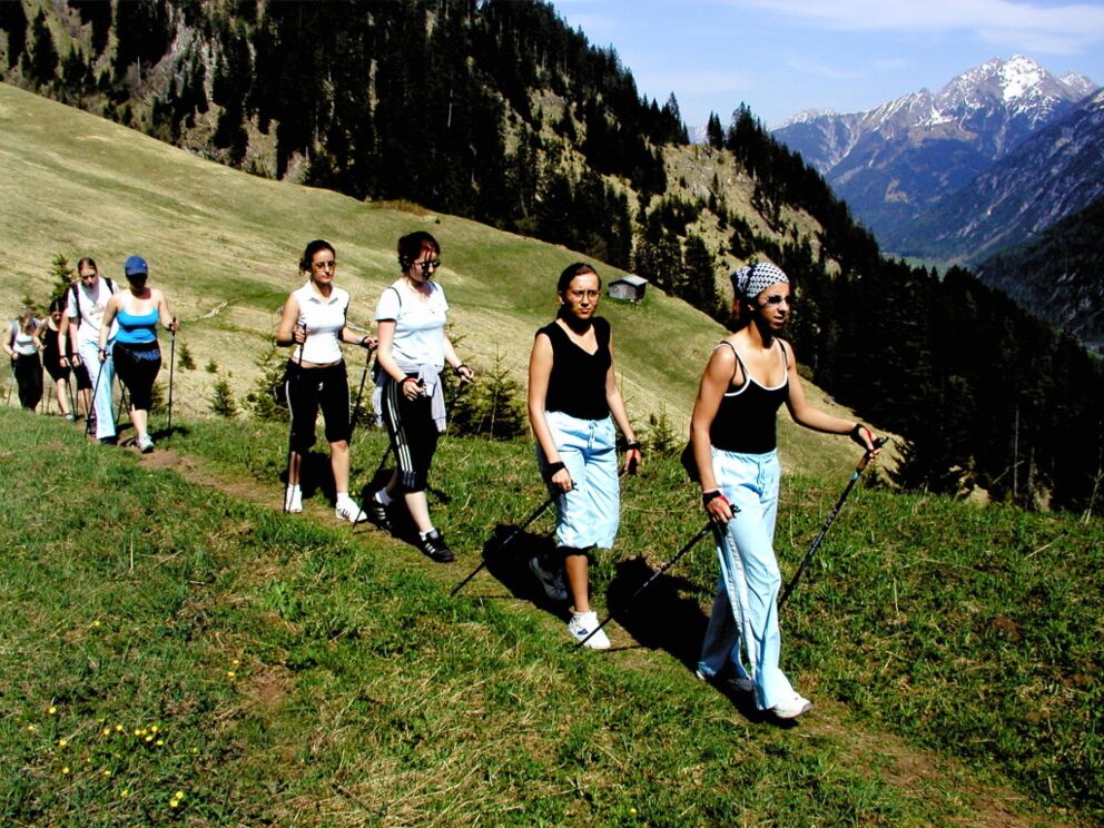 Wandern mit den Wanderstöcken im Naturpark Lechtal.