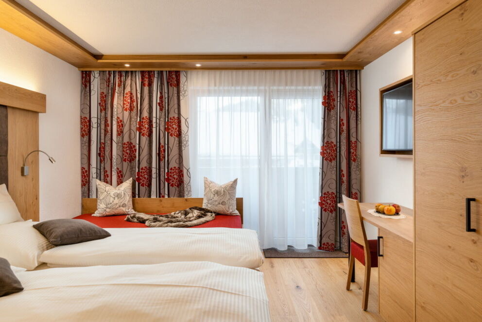 Zimmer mit Kühlschrank, Balkon und guter Aussicht im herzen von Holzgau.