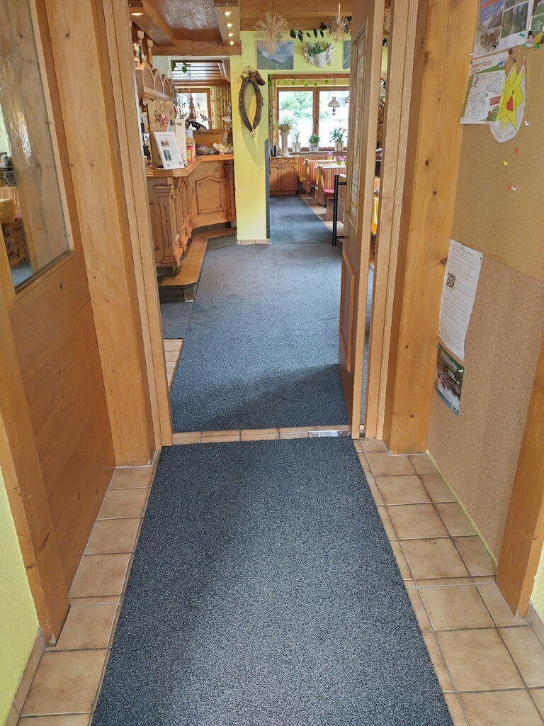 Sauberläufter-Helena im Vorraum und Speiserestaurant in der Dorfstube Holzgau.