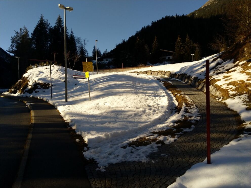 Auf der Hauptstraße nach Hinterhornbach die Abzweigung nach rechts Richtung Schröfle, Markierung Moos-Baichlstein folgen.