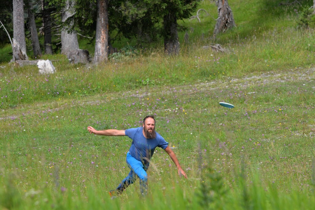 Sportlich unterwegs beim Disc-Golf im Naturpark-Lechtal.