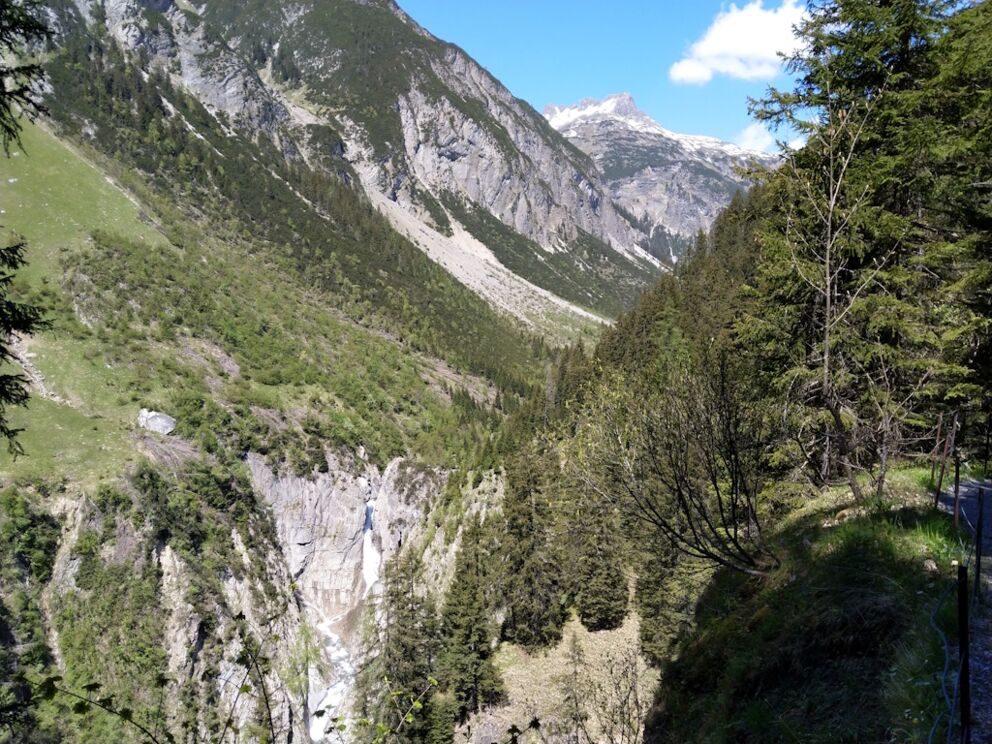 Höhenbachtalwanderung mit Blick auf den Simmswasserfall.