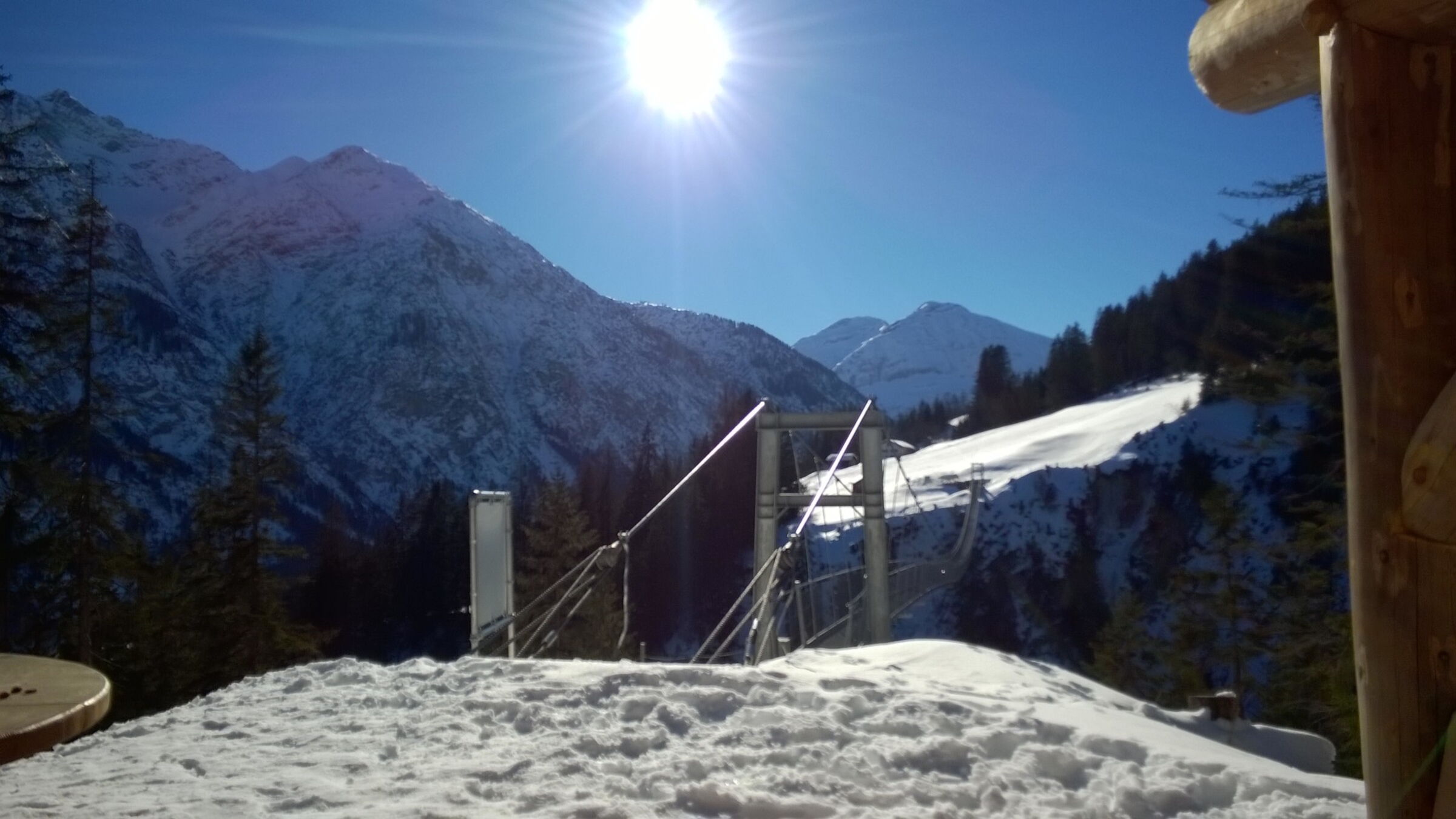 Wandern im Winter zur Fußgängerhängebrücke in Holzgau.