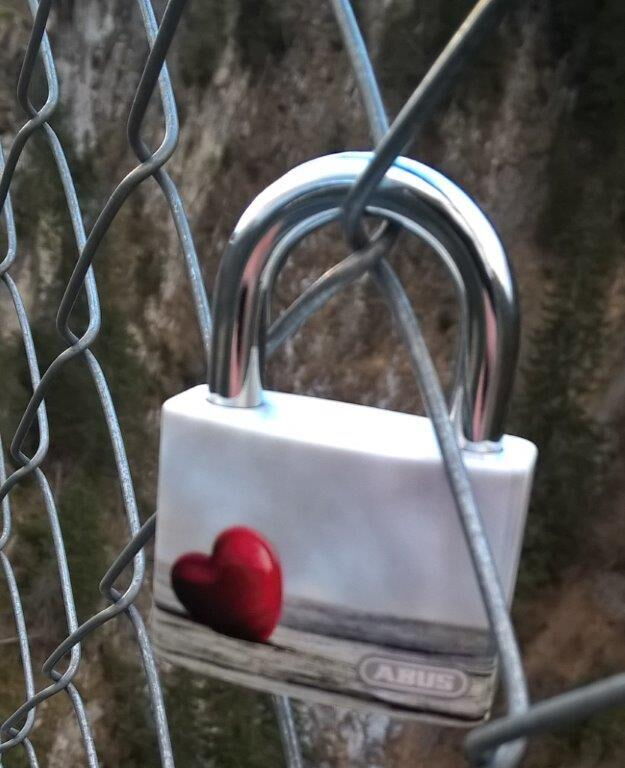 Valentin-Tag mit einem Liebesschloss auf der Hängebrücke in Holzgau besiegeln.