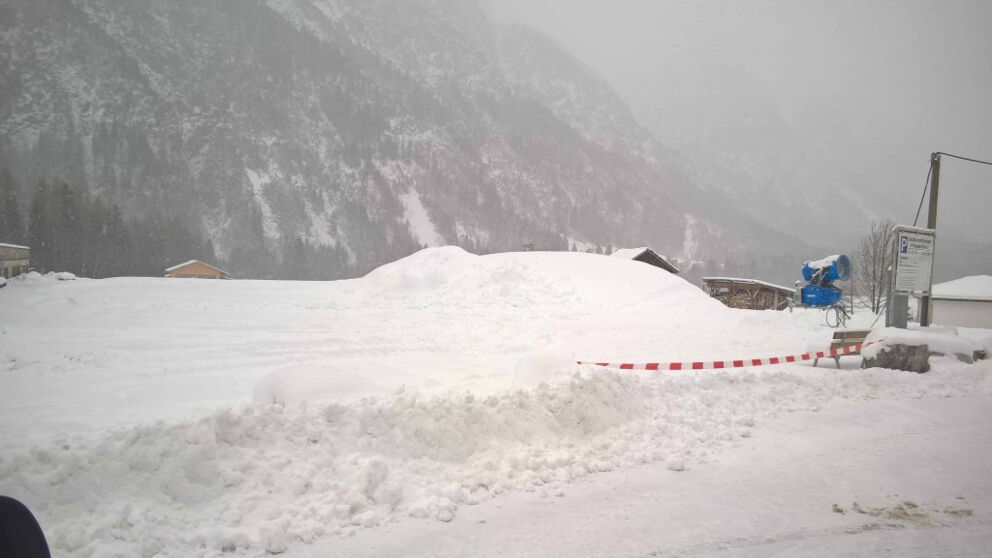 Produktion von Kunstschnee für den Schneemann in Holzgau.
