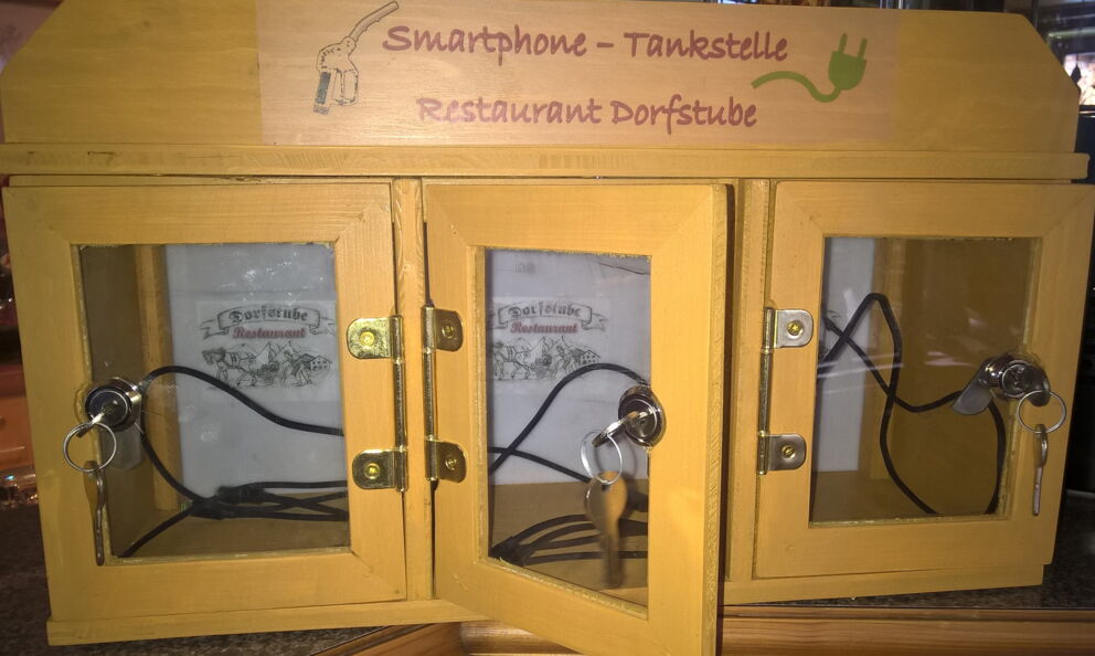 Schnelles Laden für Unterwegs im Restaurant Dorfstube in Holzgau. Kaffee trinken und Handy-Akku wieder aufladen.