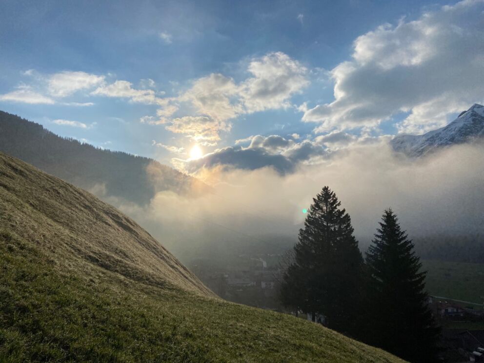 Frische Temeprauren im Lechtal-Wandern in den Morgenstunden. Blick nach Schönau.