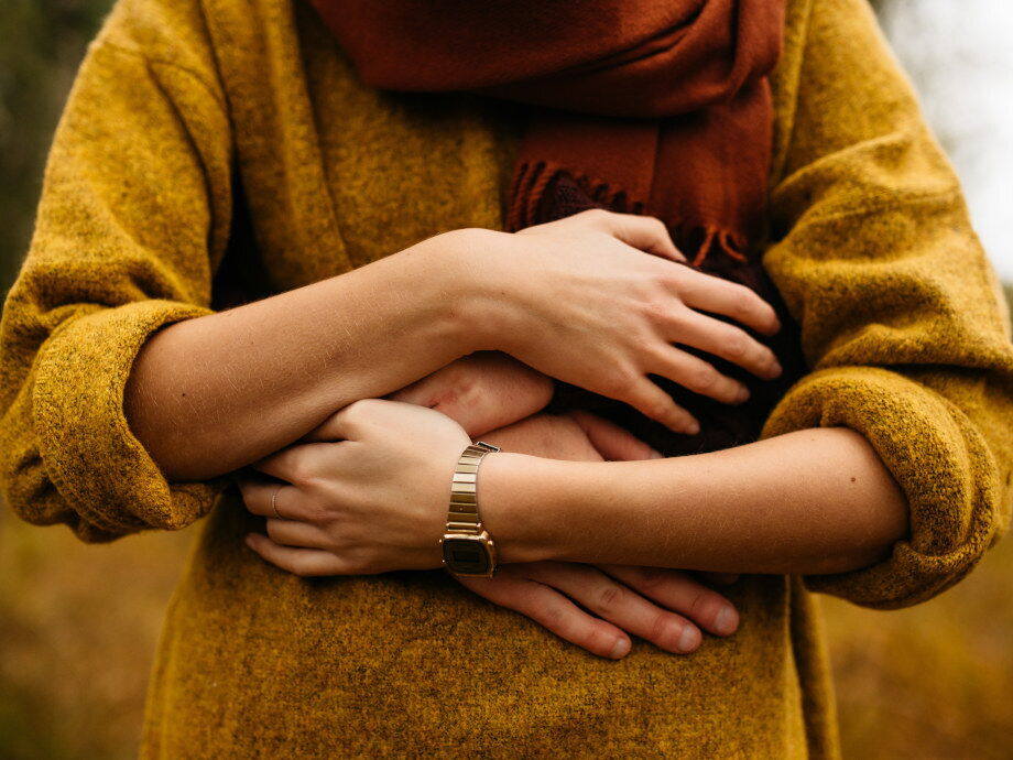 Ein Pärchen umarmt sich; © Pablo Heimplatz auf Unsplash