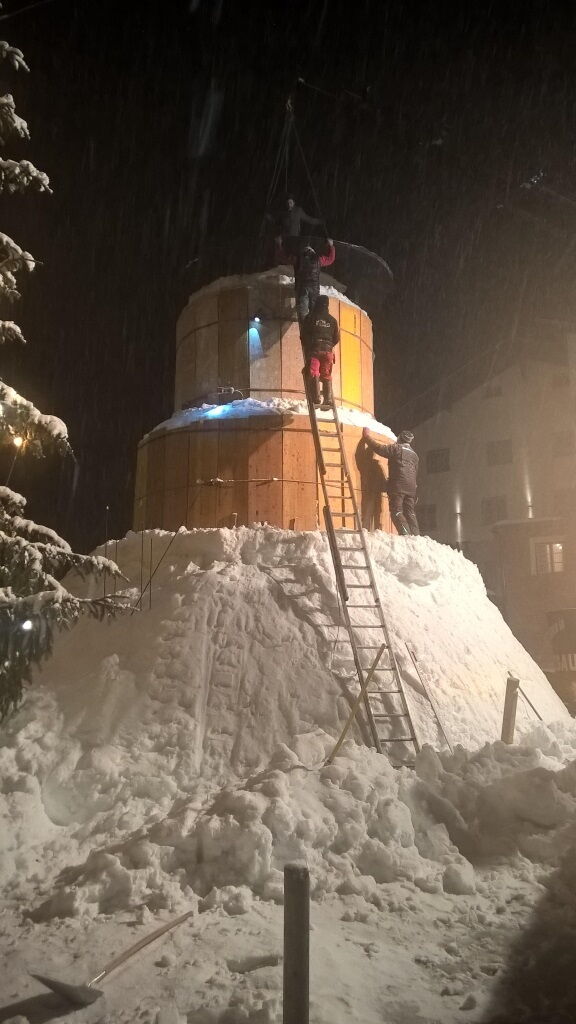 Aufbau des Schneemannes in Holzgau beim montieren des Zylinders.