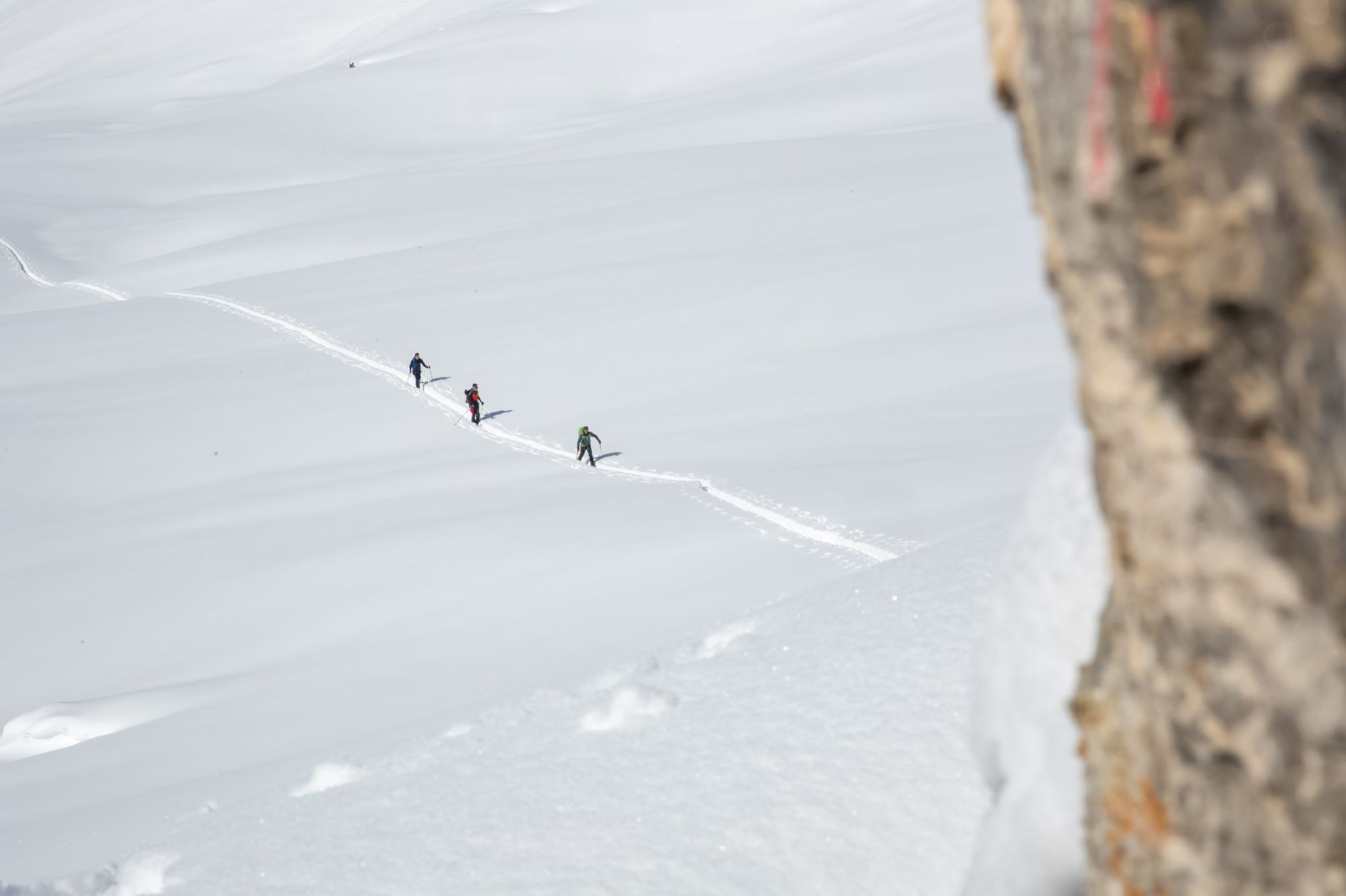 Durch den frischen Tiefschnee mit den Skitouren.