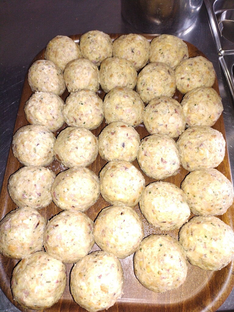 Speckknödel nach dem "drehen" für den Suppensonntag in Holzgau.