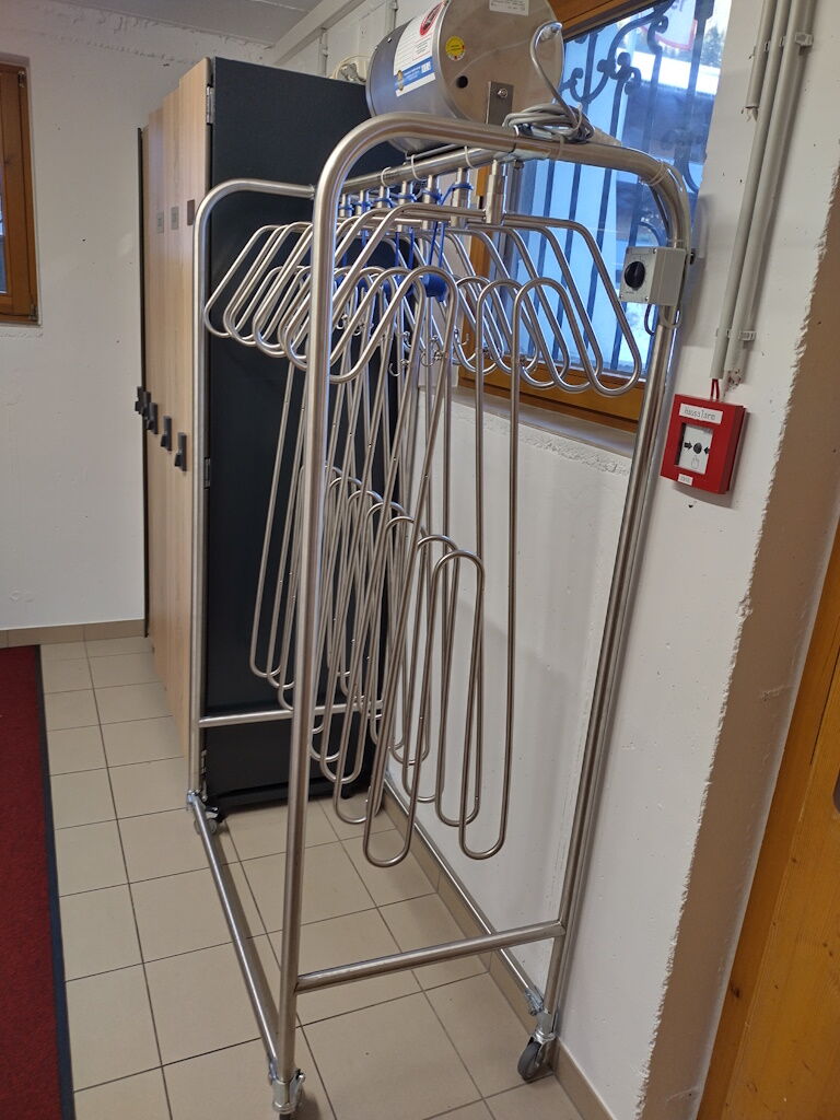 Abenehmbare Haltebügel auf der mobilen Trocknungsanlage.