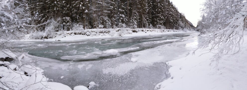 Winterwandern entlang dem Lech bei eisigen Temperaturen.