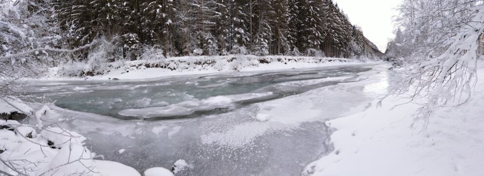 Winterwandern entlang dem Lech bei eisigen Temperaturen.