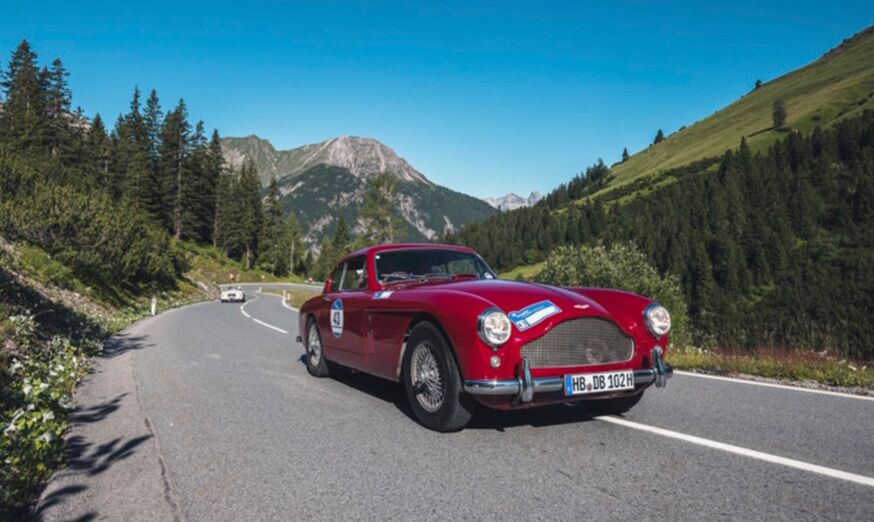 Ausfahrt mit den Oldtimern nach dem Frühstück in der Übernachtungs-Pension-Dorfstube.