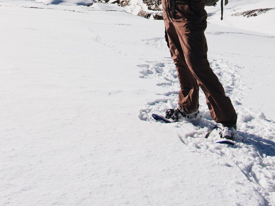 Wandern im Winter mit Schneeschuhen.