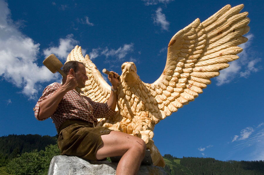 Prächtiger Adler aus Holz erstellt von Holzschnitzer Silvio.
