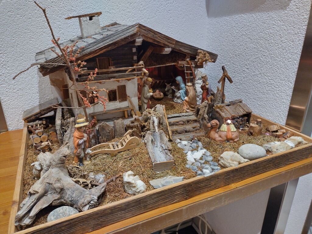Krippenwanderung in Holzgau mit verschiedenen Stationen.
