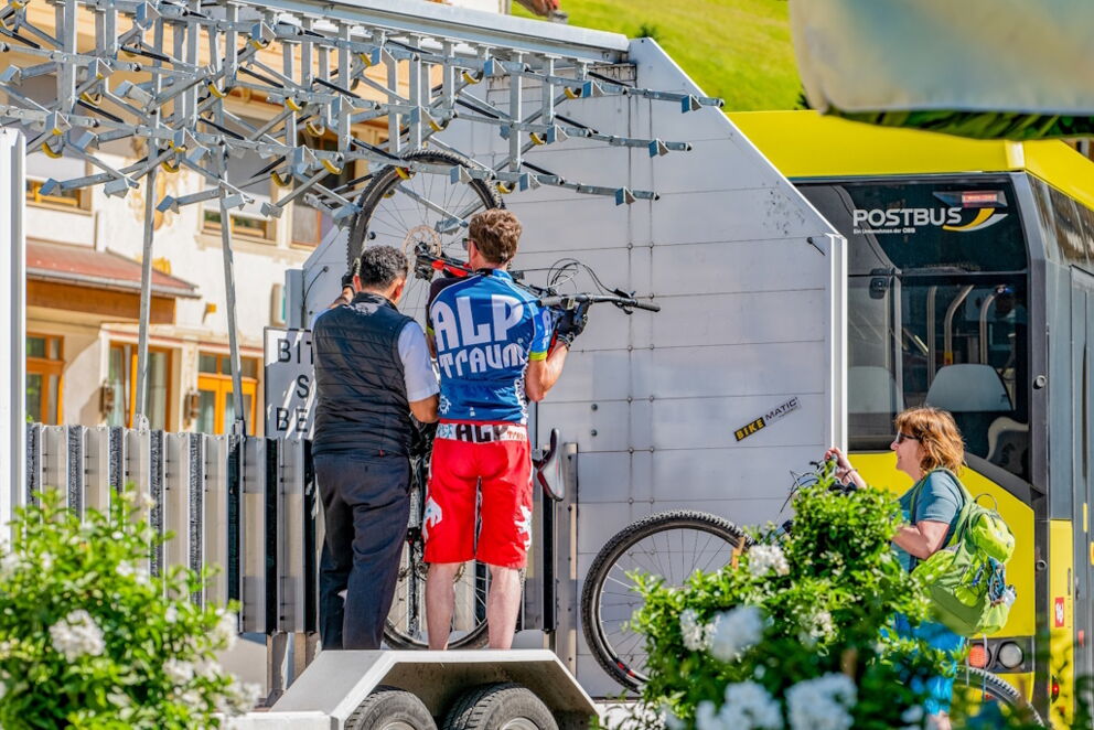 Fahrradfahren und Radhängerbenützung mit der Dorfstube im Naturpark-Lechtal.