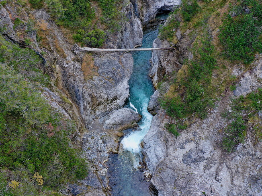 Durch das enge Tal verläuft das Wasser und sucht sich seinen Weg.