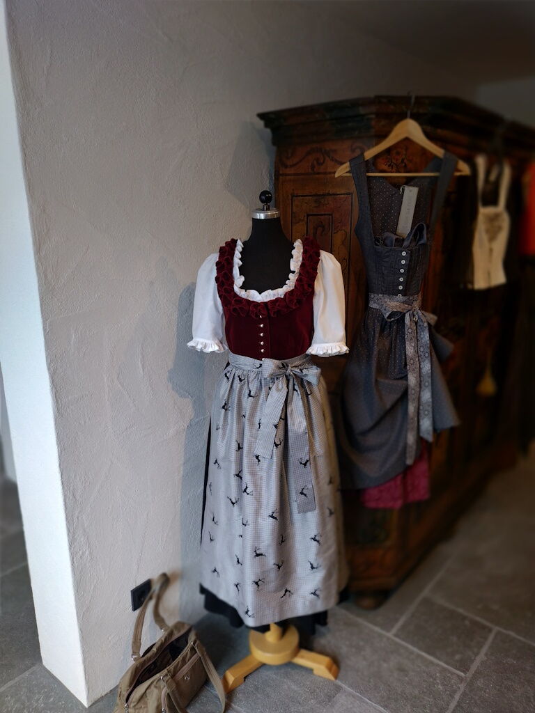 Trachtenmode und Dirndl am Eingangsbereich des Atelier Klosterhaus in Holzgau.