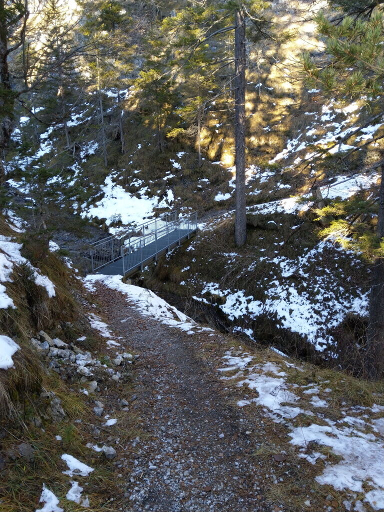 Entlang einem guten Fußweg geht es über das Tal zum Baichlstein.