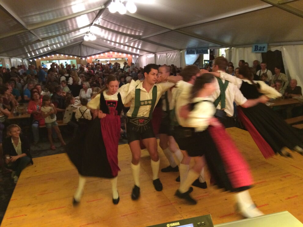 Trachtenverein Holzgau mit dem Schwinger-Tanz am Freiluftheimat-Abend.