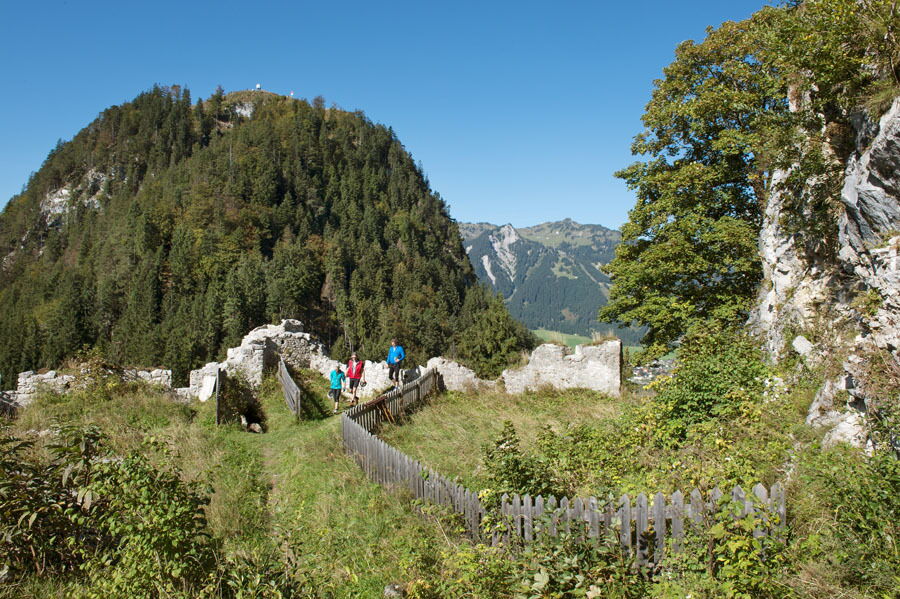Wanderausflug und Kulturgenuss in Reutte auf der Burg Ehrenberg und dem Fort-Claudia-Augusta.