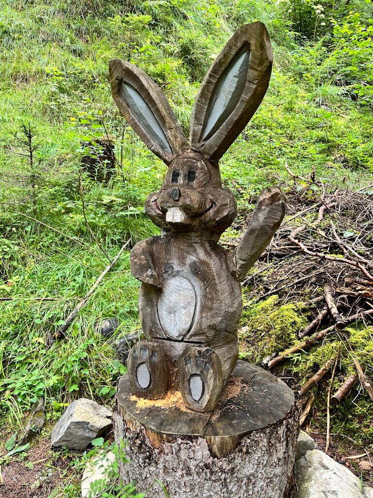 Buggs-Bunny und seine Kumpane im Zauberwaldweg in Stockach im Naturpark-Lechtal.