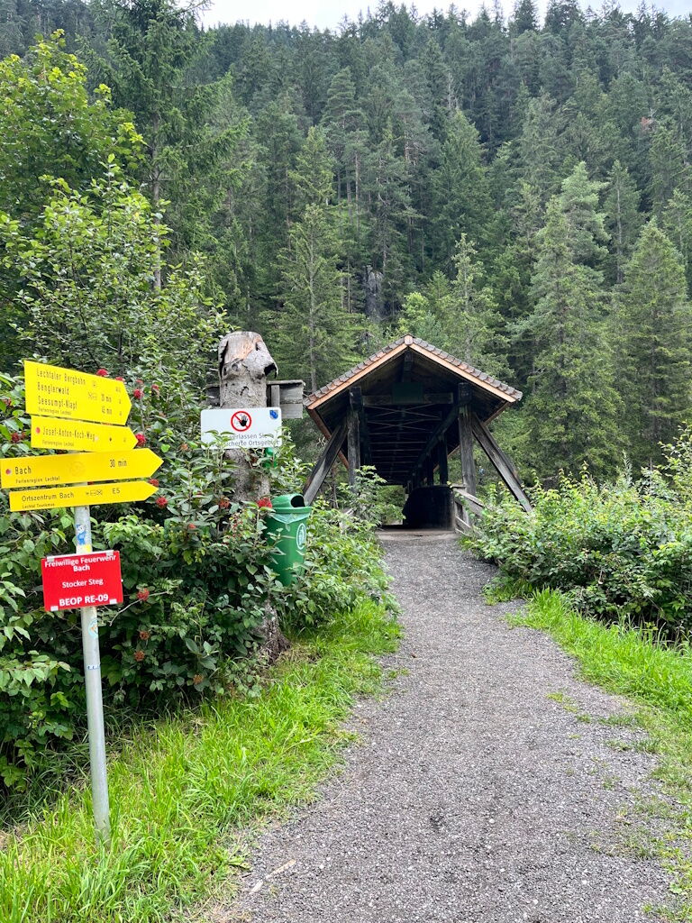Einstieg zum Erlebniszaubermärchenweg in Stockach über die Brücke am Lech.