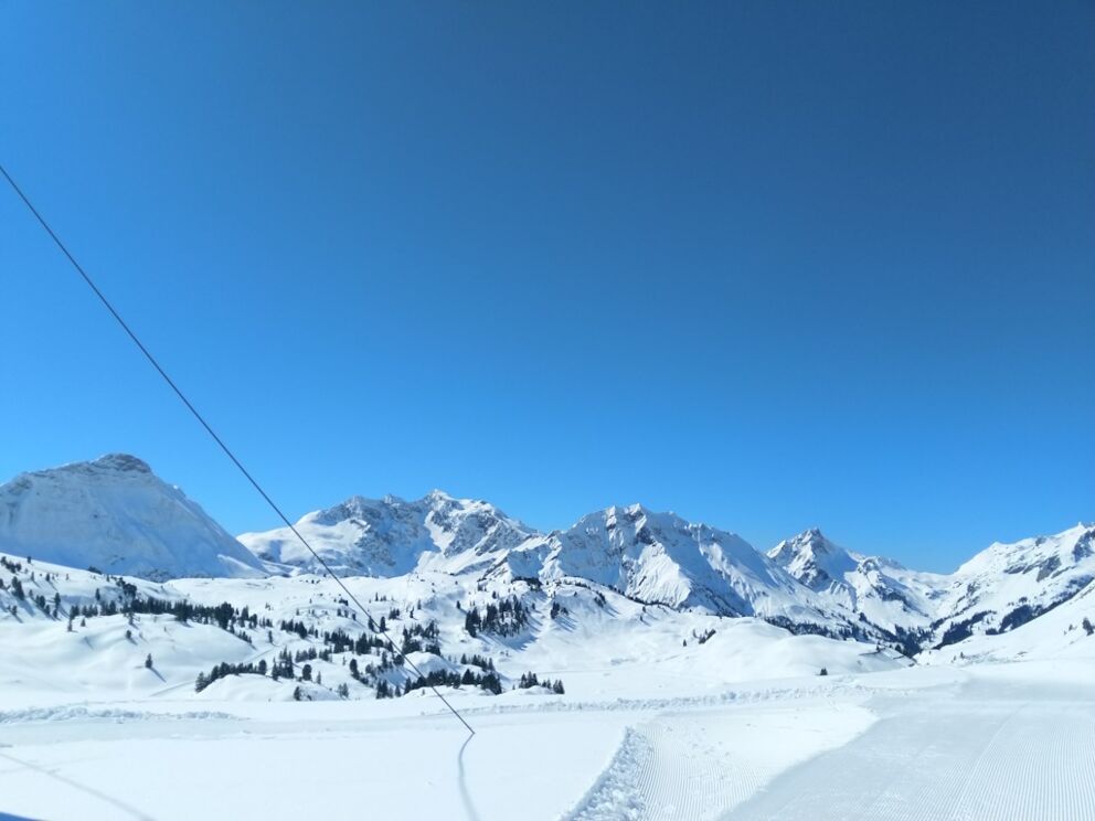 Winterwanderpanorama genießen beim frischluftwandern für das Immunsystem.