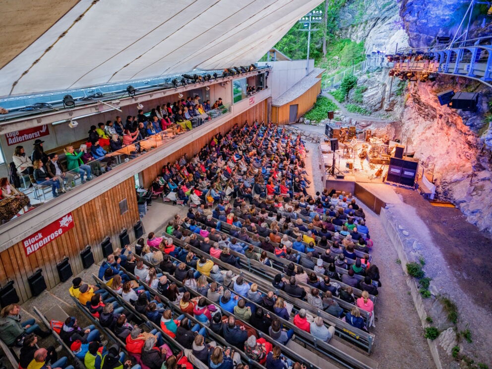 Die Freilichtbühne "Geierwallybühne" mit Ihrem Sommerprogramm in Elbigenalp.